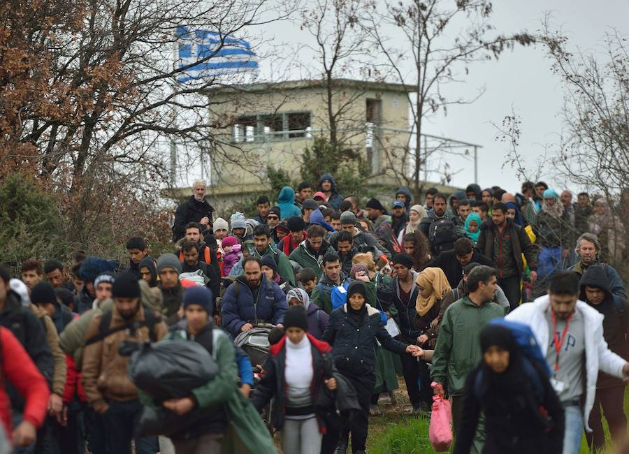 Un millar refugiados logra cruzar de Grecia a Macedonia