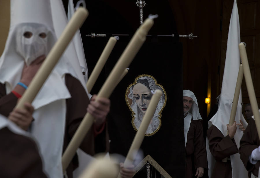 Fotos de los traslados y procesiones del Viernes de Dolores 2016 (I)