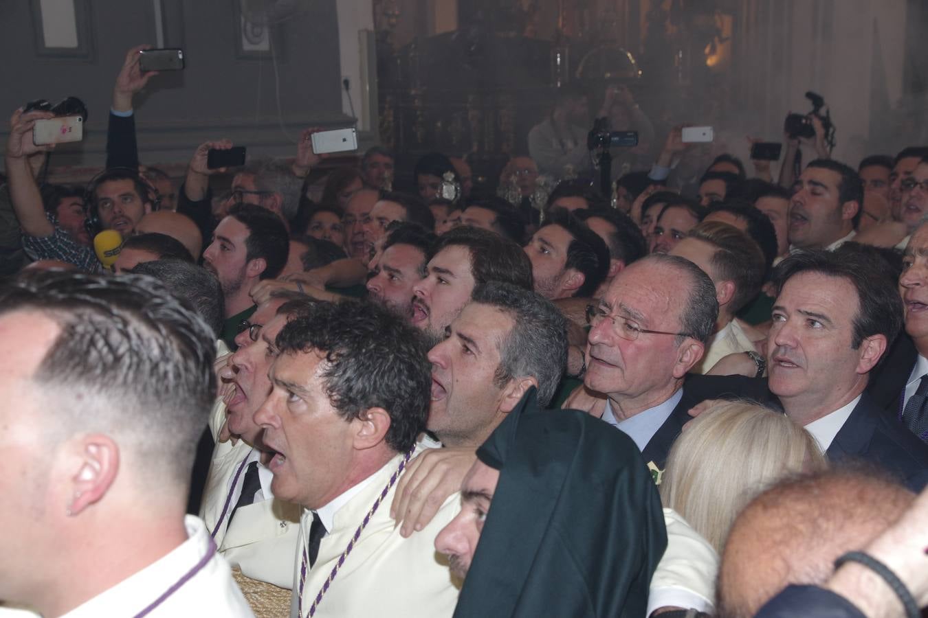 Salida procesional de la Virgen de Lágrimas y Favores el Domingo de Ramos