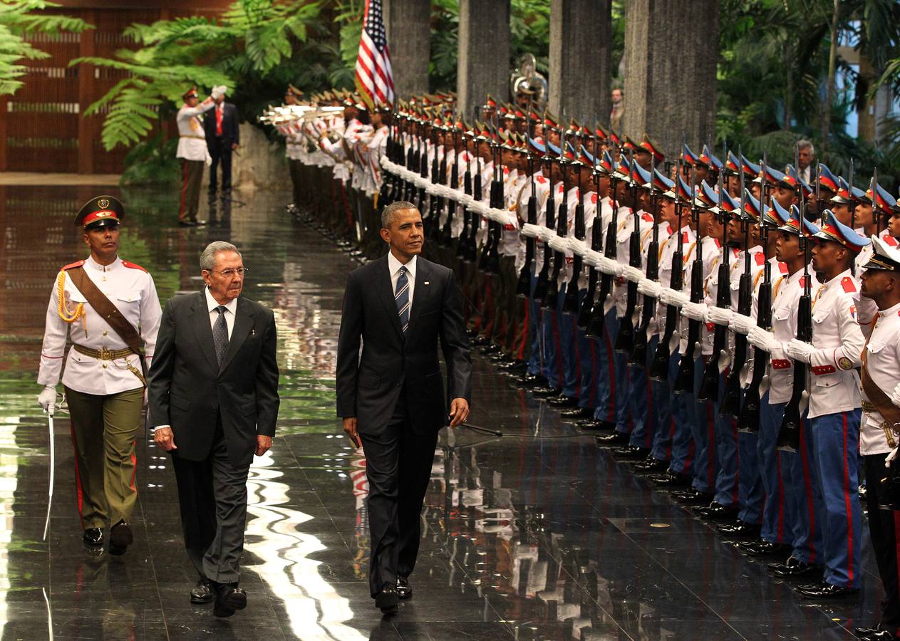 Castro recibe a Obama en su segundo día en La Habana