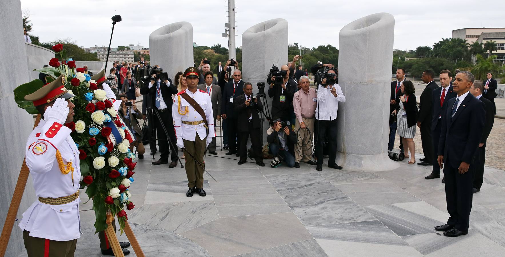 Castro recibe a Obama en su segundo día en La Habana