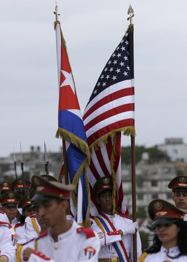 Castro recibe a Obama en su segundo día en La Habana