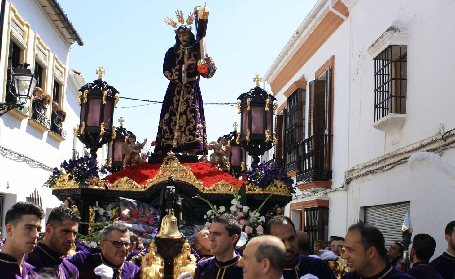 Campillos celebra su procesión matinal entre saetas y romanos