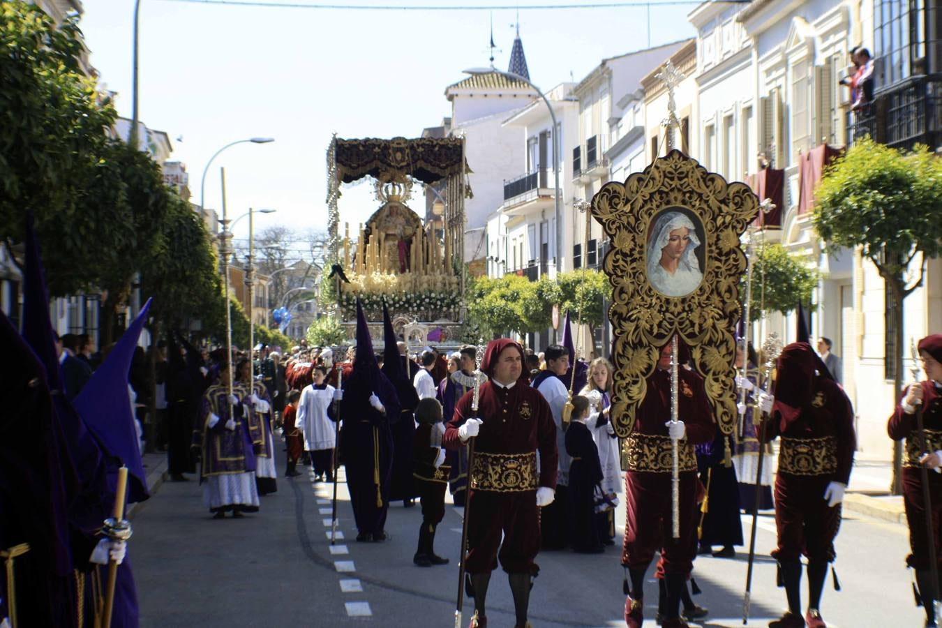 Campillos celebra su procesión matinal entre saetas y romanos