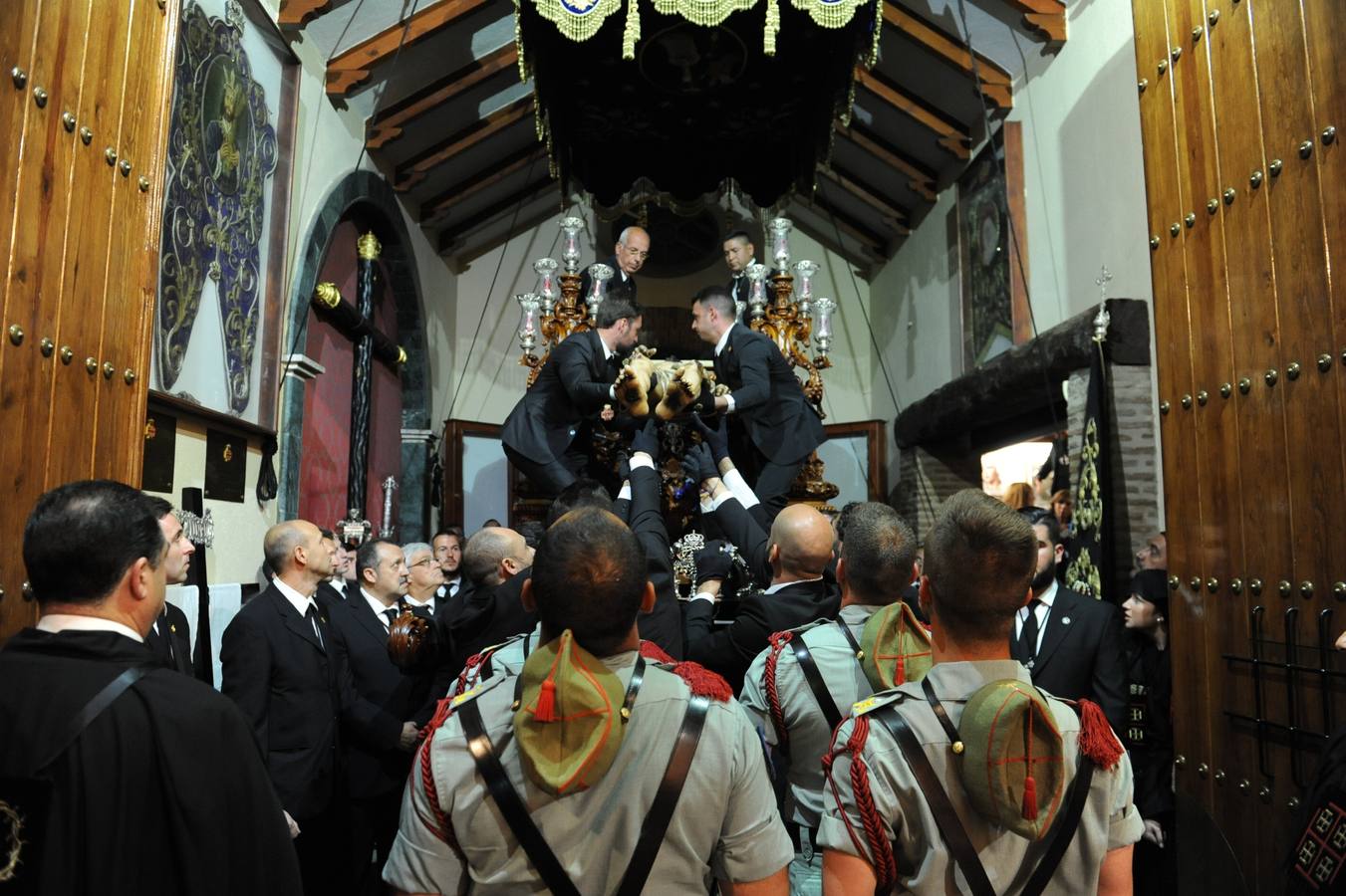 La multitudinaria salida del Cristo Yacente y La Soledad en Marbella, en fotos