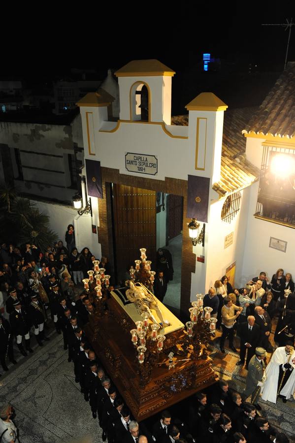 La multitudinaria salida del Cristo Yacente y La Soledad en Marbella, en fotos