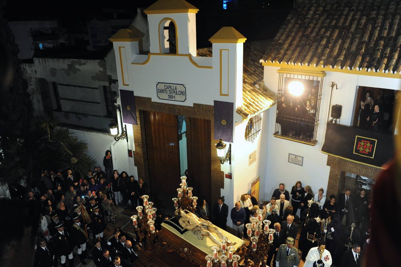 La multitudinaria salida del Cristo Yacente y La Soledad en Marbella, en fotos