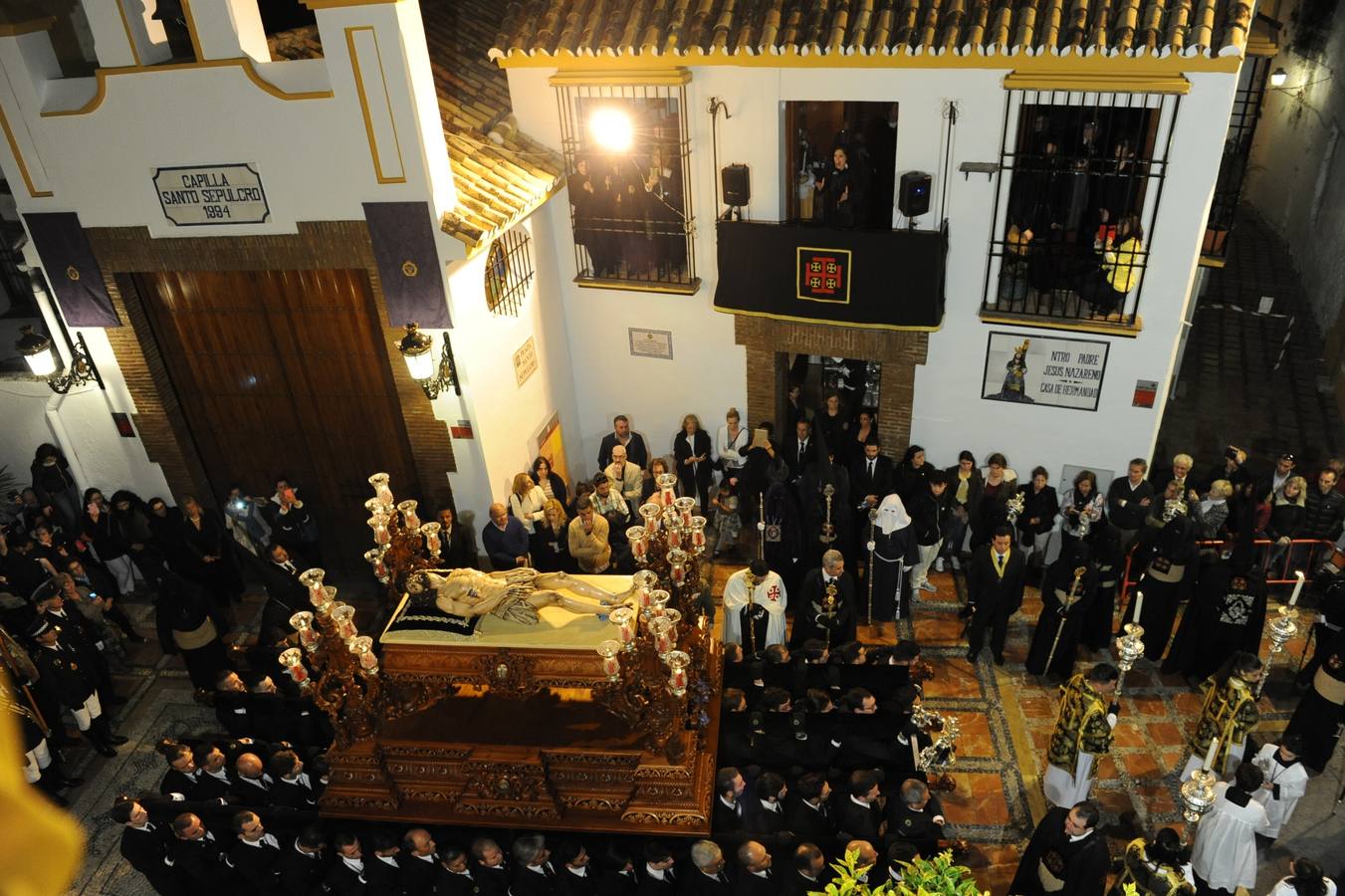 La multitudinaria salida del Cristo Yacente y La Soledad en Marbella, en fotos