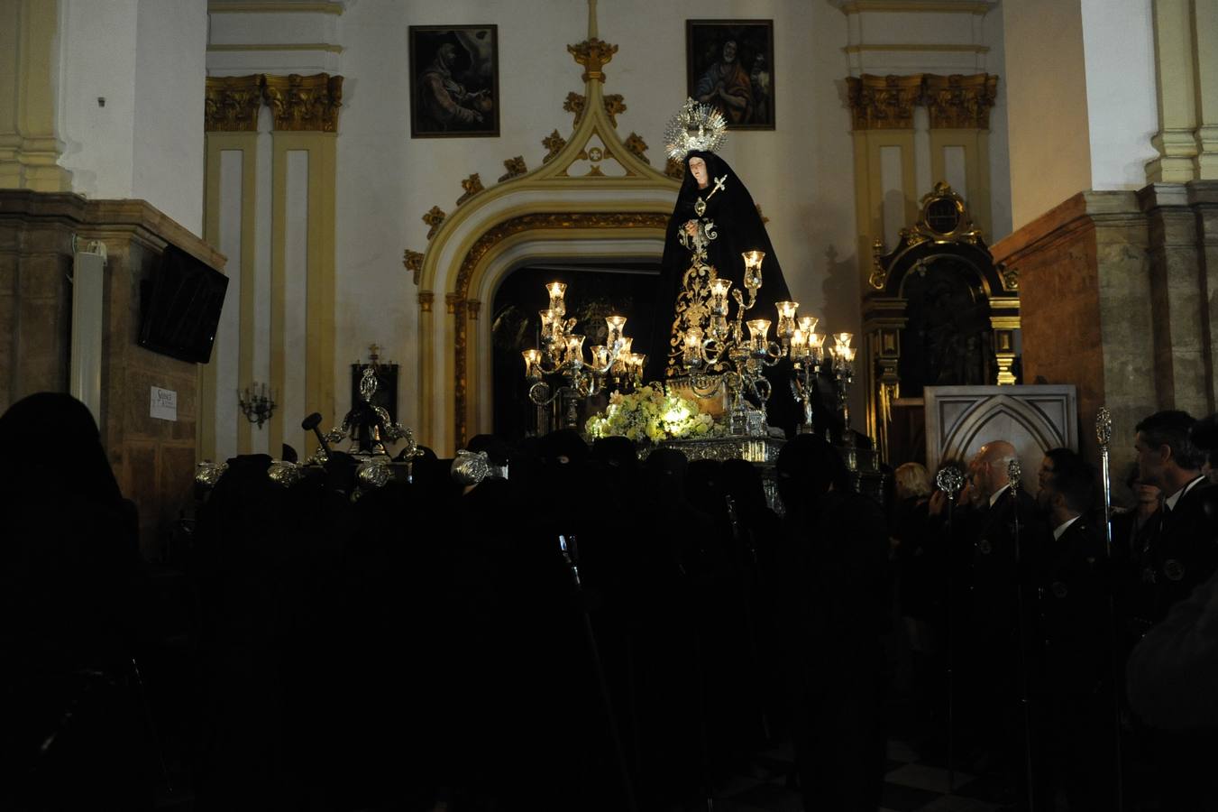 La multitudinaria salida del Cristo Yacente y La Soledad en Marbella, en fotos