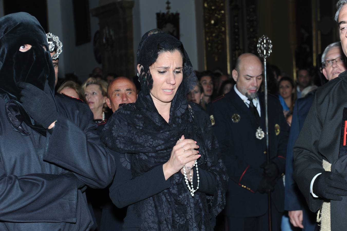 La multitudinaria salida del Cristo Yacente y La Soledad en Marbella, en fotos