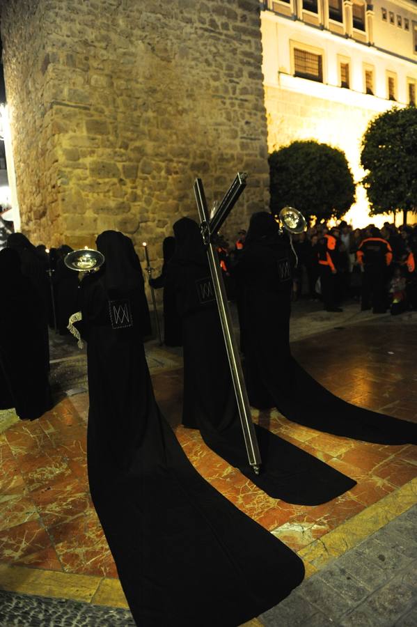 La multitudinaria salida del Cristo Yacente y La Soledad en Marbella, en fotos