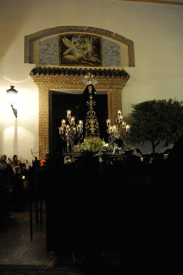 La multitudinaria salida del Cristo Yacente y La Soledad en Marbella, en fotos