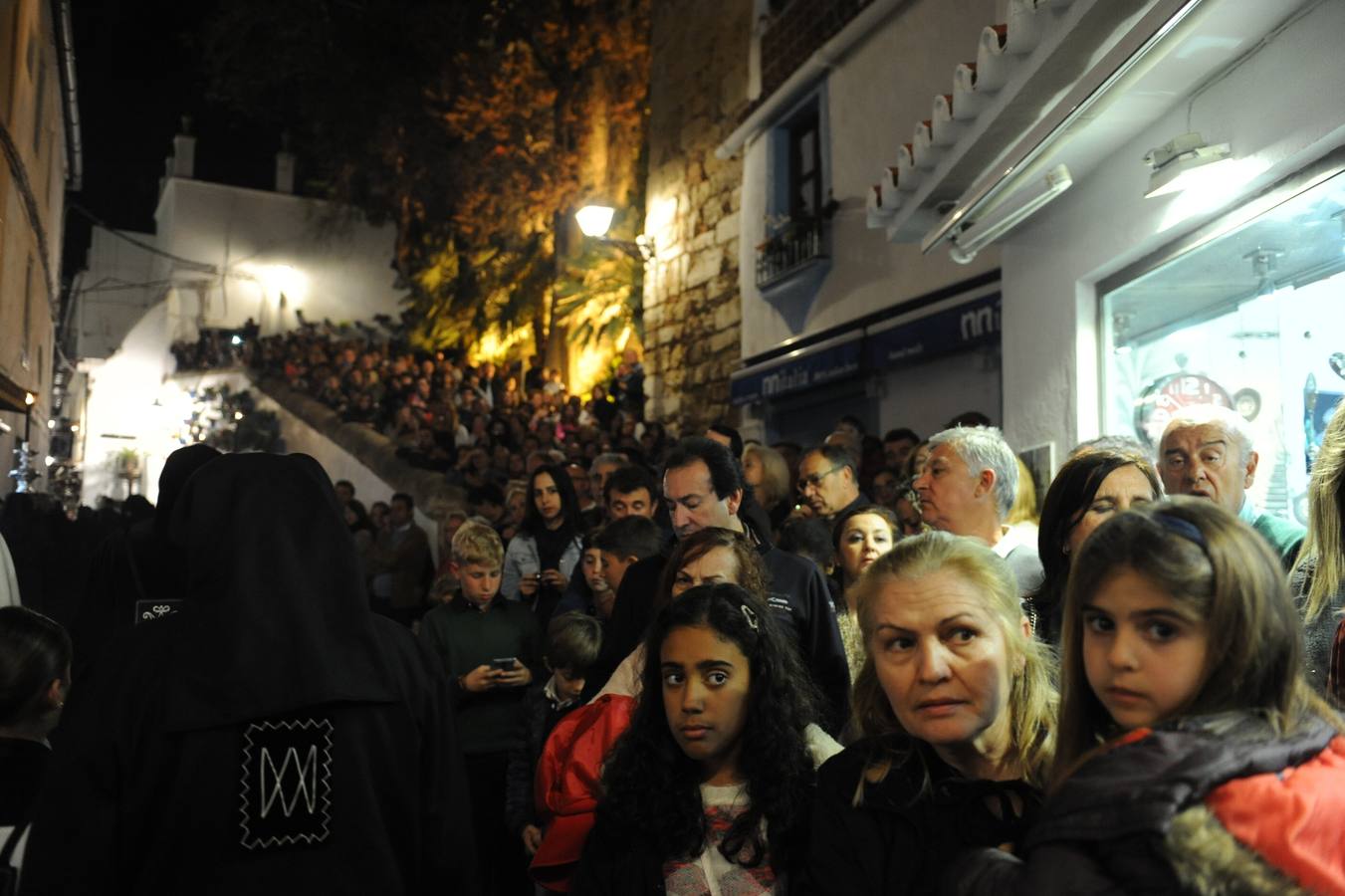 La multitudinaria salida del Cristo Yacente y La Soledad en Marbella, en fotos