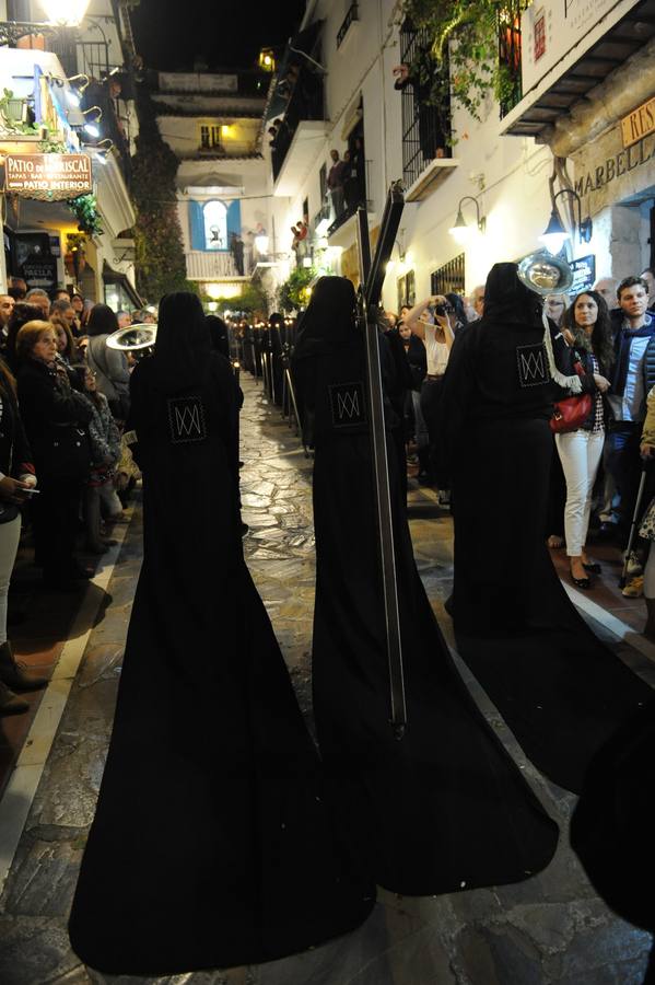 La multitudinaria salida del Cristo Yacente y La Soledad en Marbella, en fotos