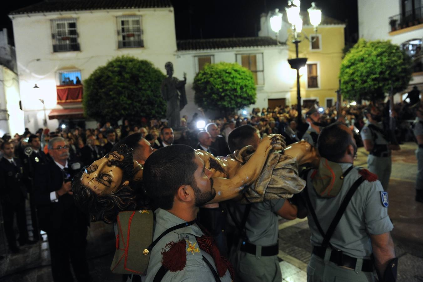 La multitudinaria salida del Cristo Yacente y La Soledad en Marbella, en fotos