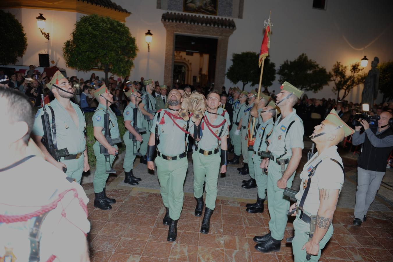 La multitudinaria salida del Cristo Yacente y La Soledad en Marbella, en fotos