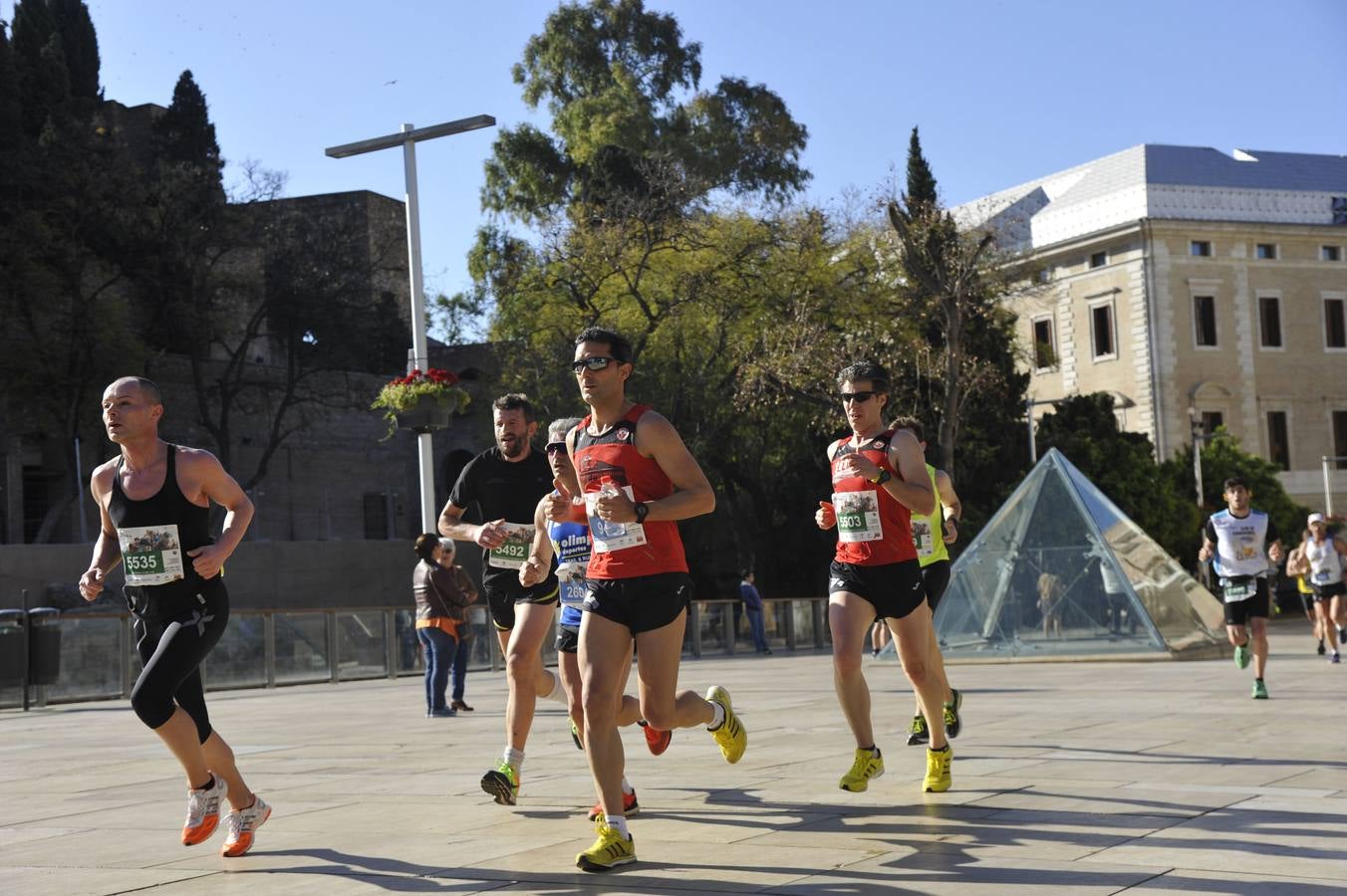 Miles de corredores participan en la Media Maratón Ciudad de Málaga