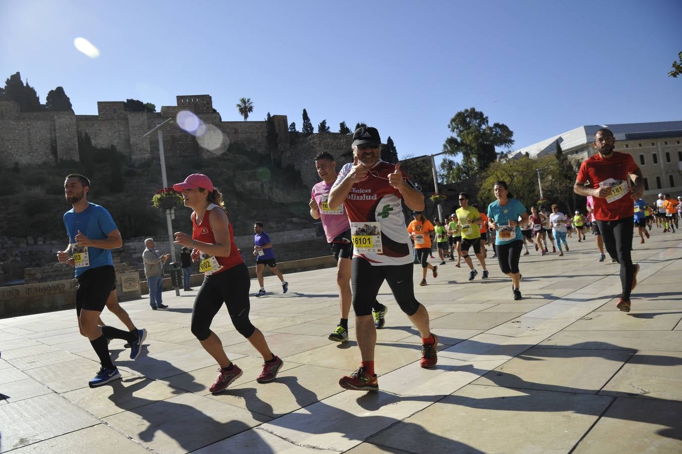 Miles de corredores participan en la Media Maratón Ciudad de Málaga