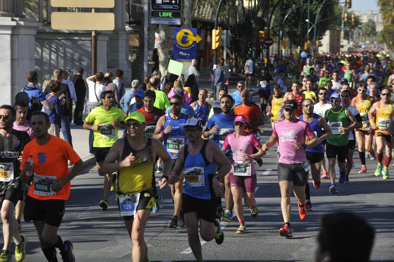 Miles de corredores participan en la Media Maratón Ciudad de Málaga