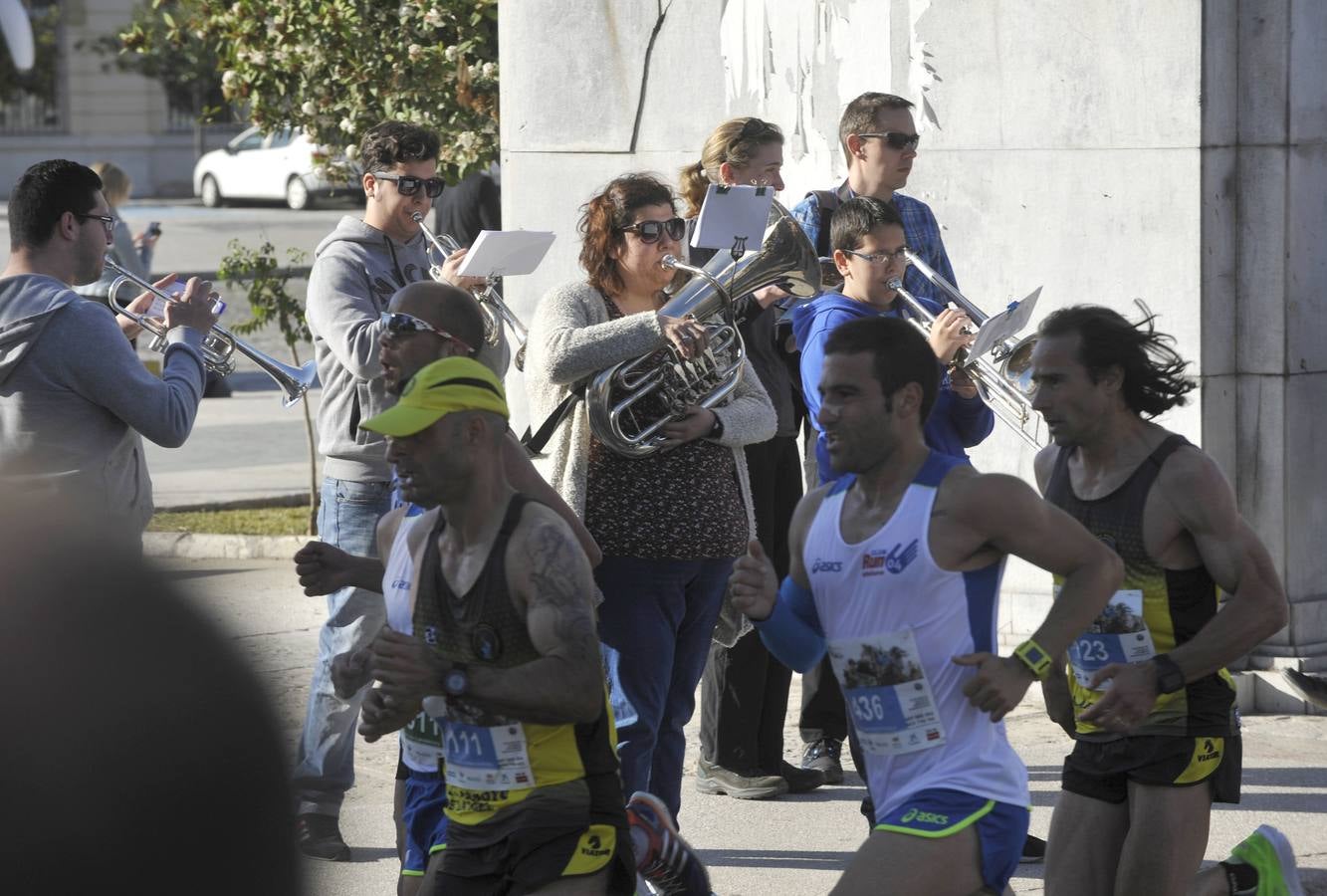Miles de corredores participan en la Media Maratón Ciudad de Málaga