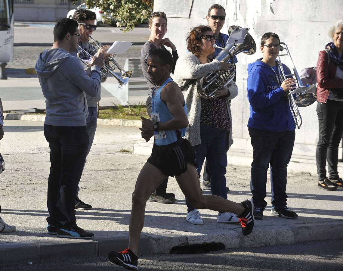Miles de corredores participan en la Media Maratón Ciudad de Málaga