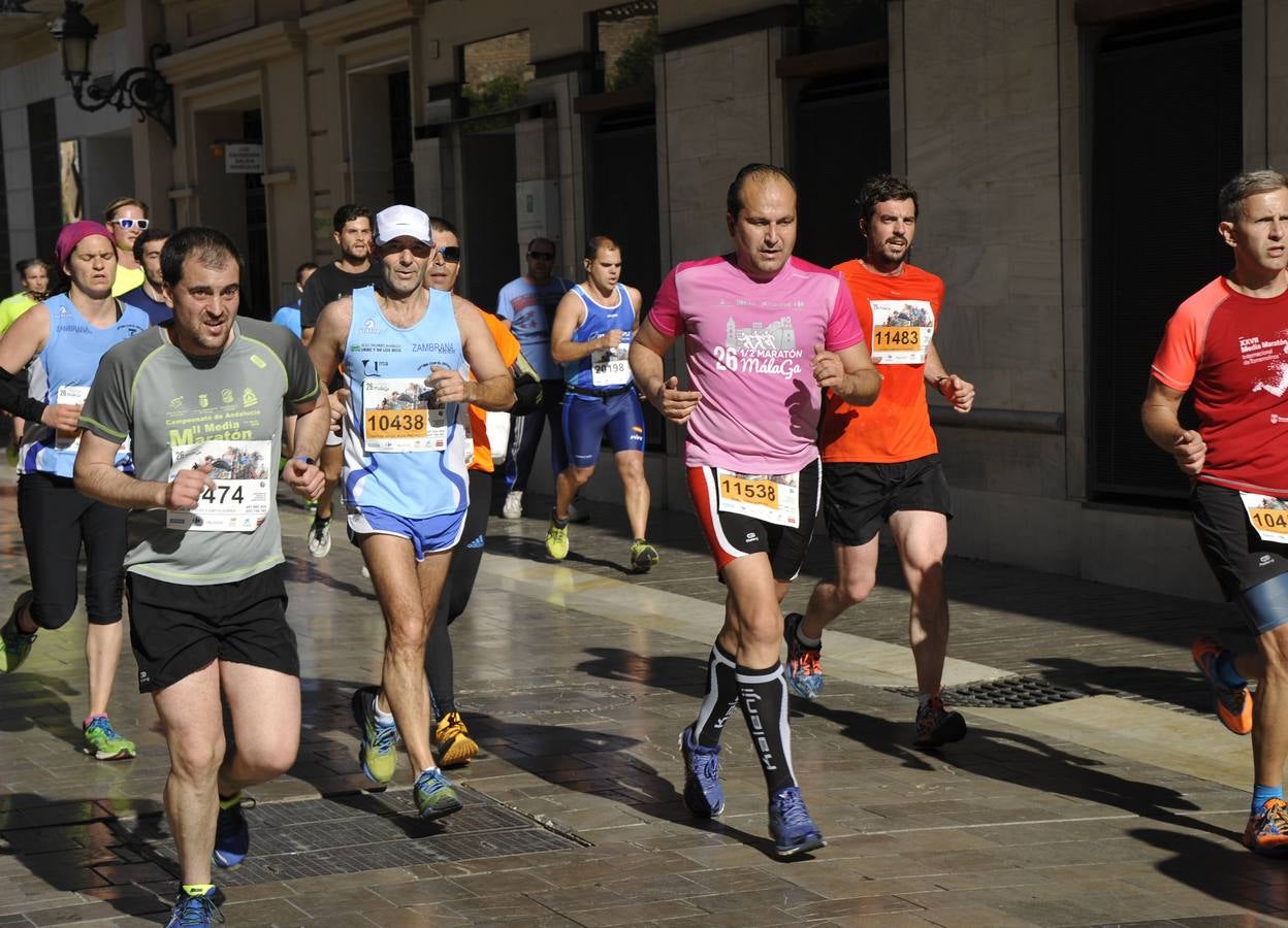 Miles de corredores participan en la Media Maratón Ciudad de Málaga