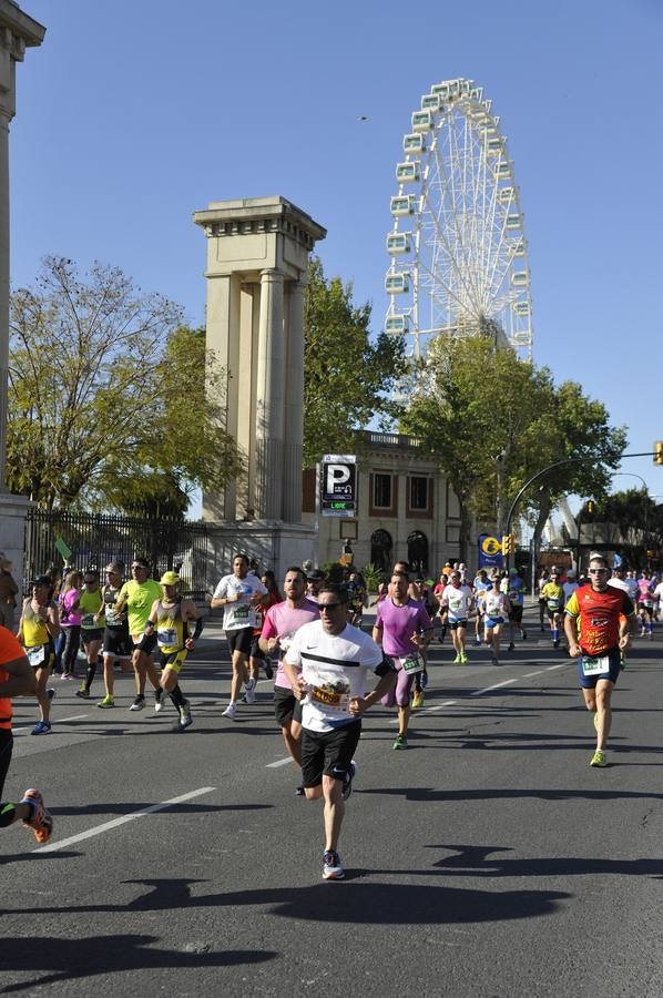 Miles de corredores participan en la Media Maratón Ciudad de Málaga