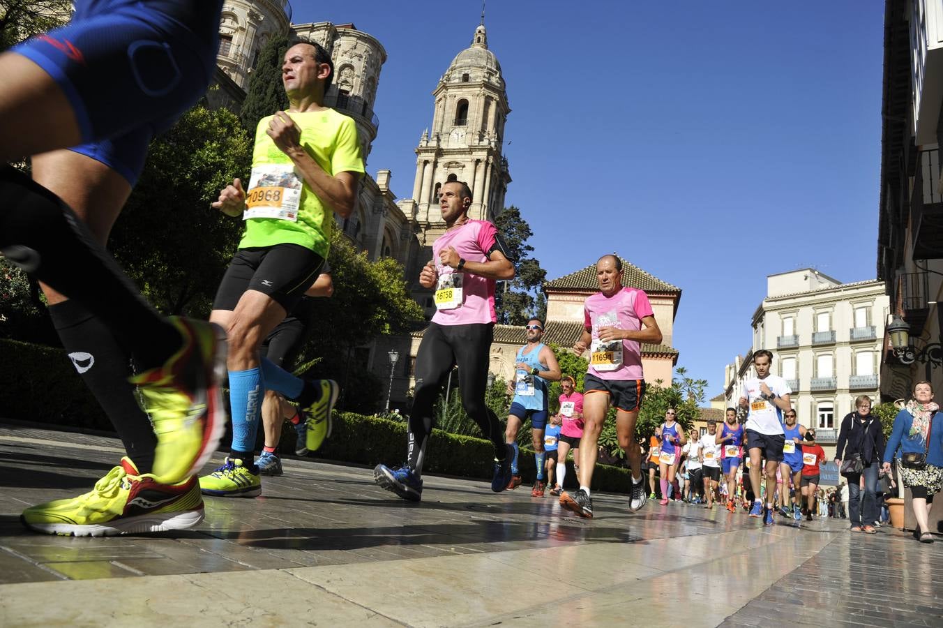 Miles de corredores participan en la Media Maratón de Málaga