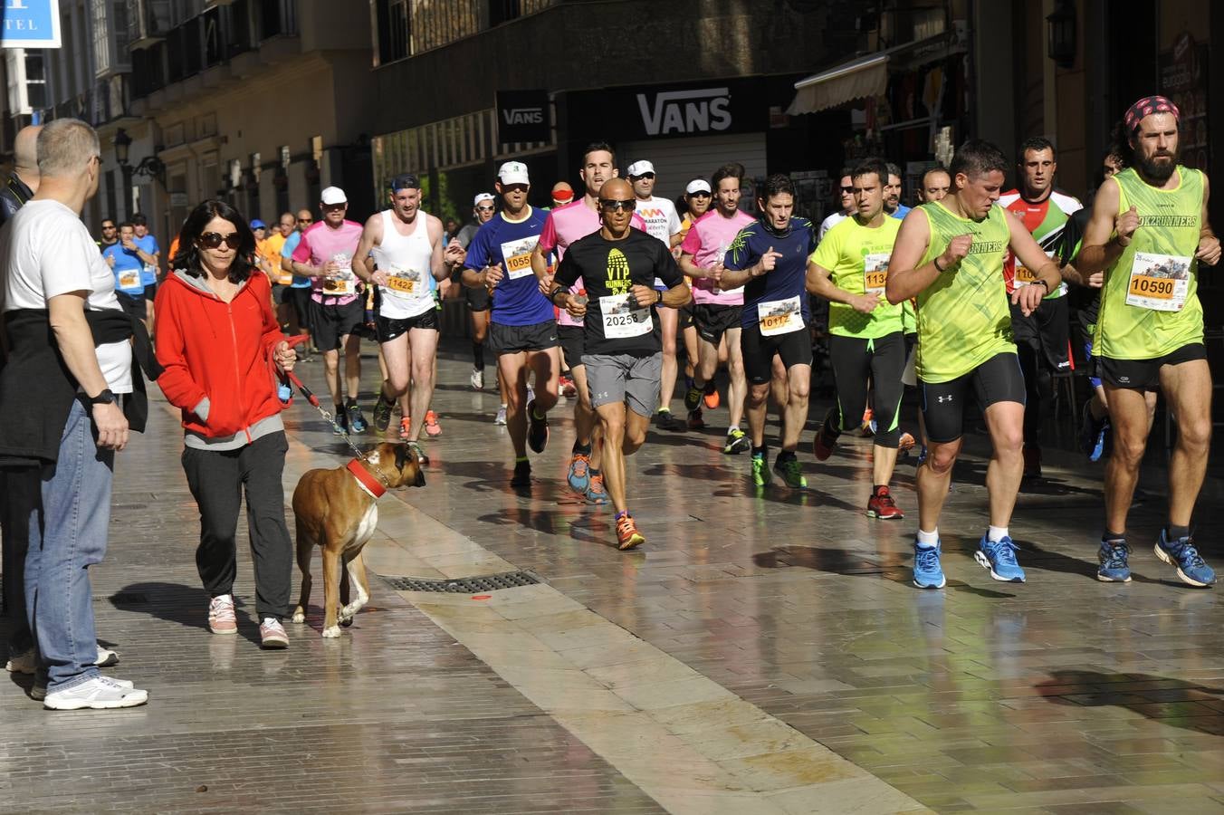 Miles de corredores participan en la Media Maratón de Málaga