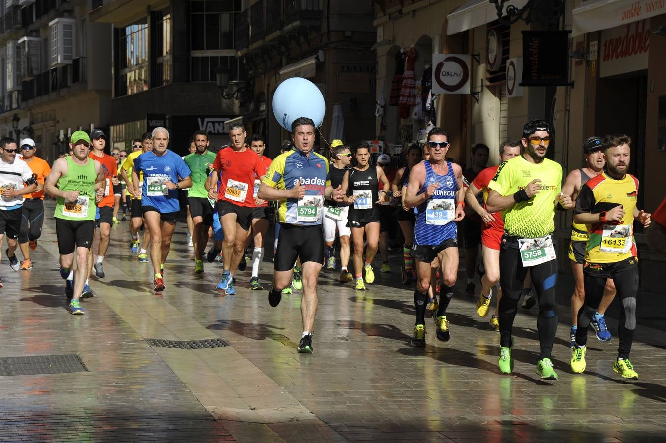 Miles de corredores participan en la Media Maratón de Málaga