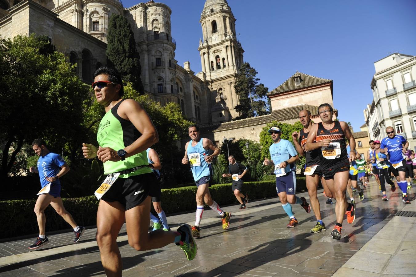 Miles de corredores participan en la Media Maratón de Málaga