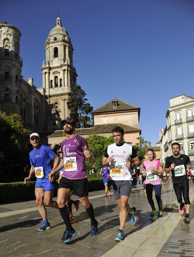 Miles de corredores participan en la Media Maratón de Málaga