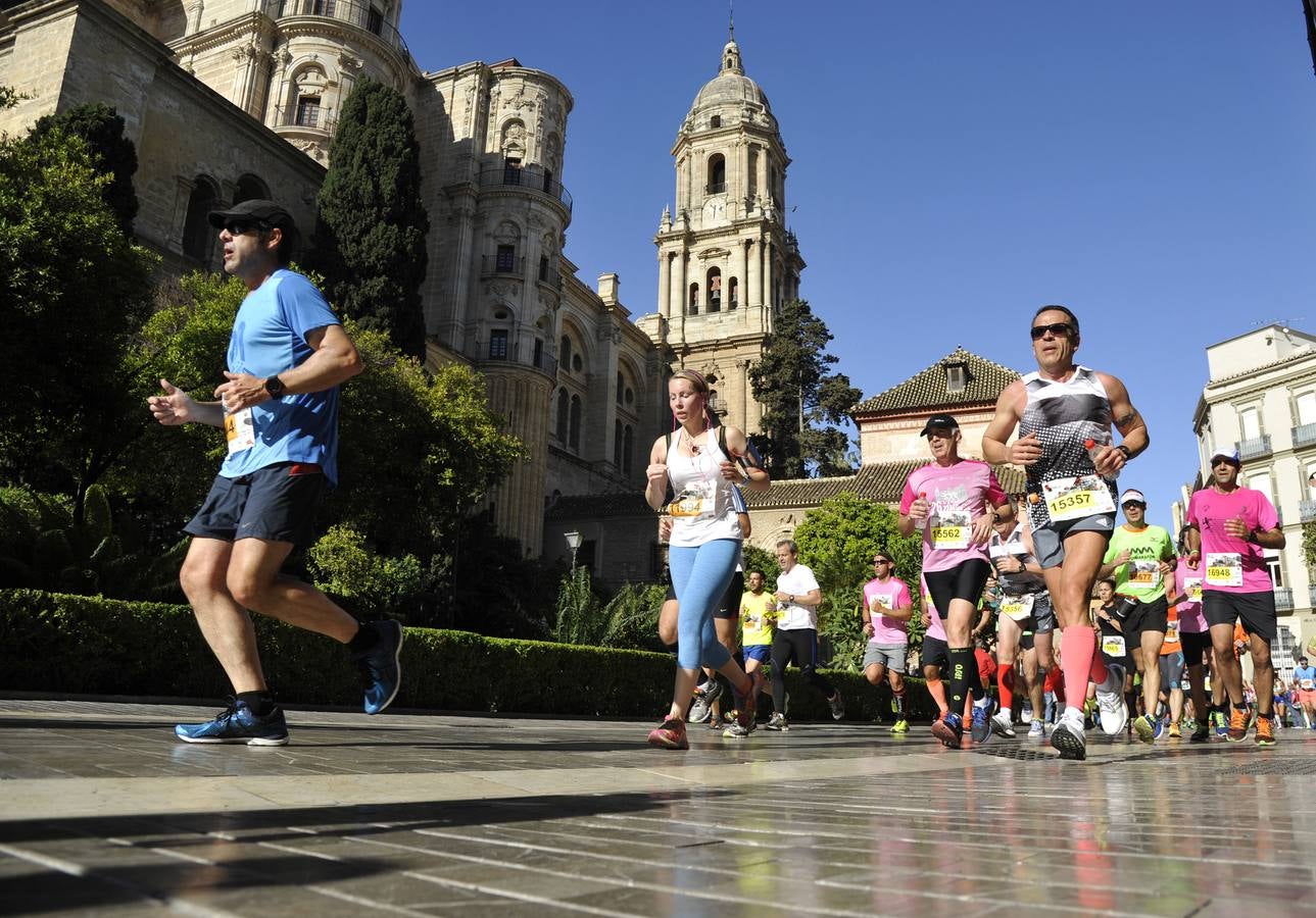 Miles de corredores participan en la Media Maratón de Málaga