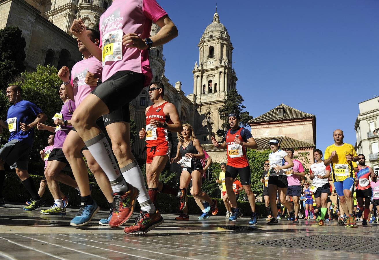 Miles de corredores participan en la Media Maratón de Málaga