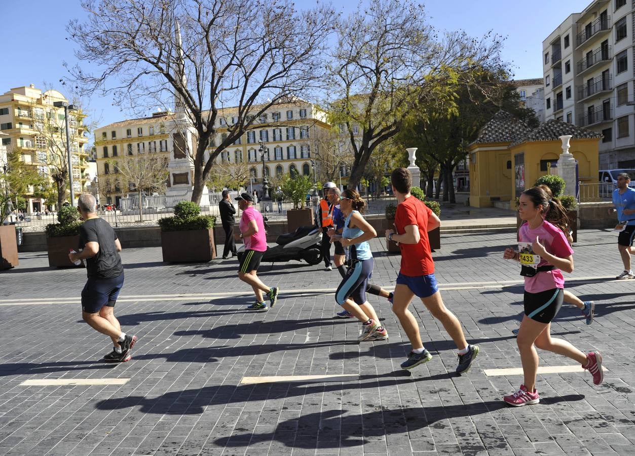 Miles de corredores participan en la Media Maratón de Málaga