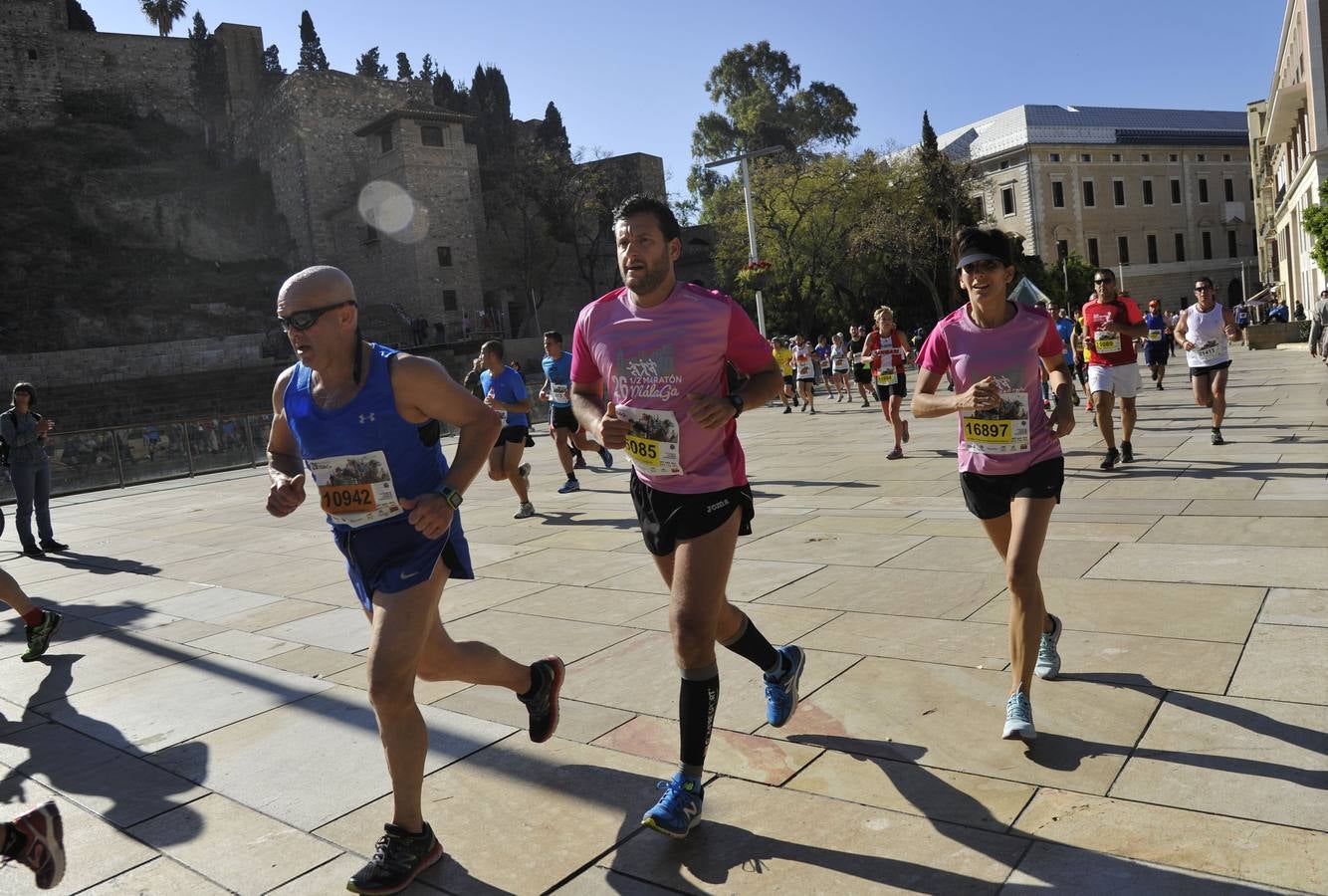 Miles de corredores participan en la Media Maratón de Málaga