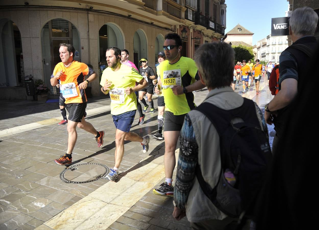 Miles de corredores participan en la Media Maratón de Málaga