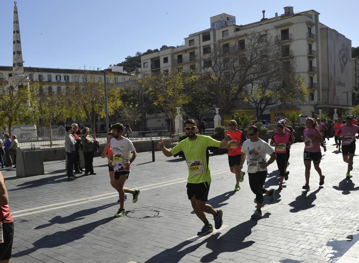 Miles de corredores participan en la Media Maratón de Málaga