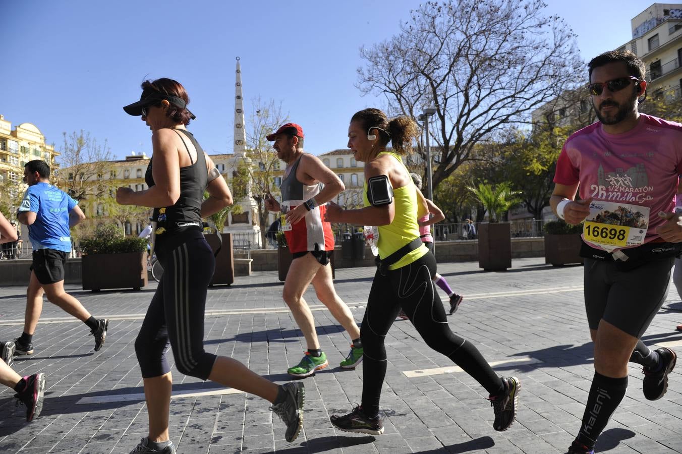 Miles de corredores participan en la Media Maratón de Málaga