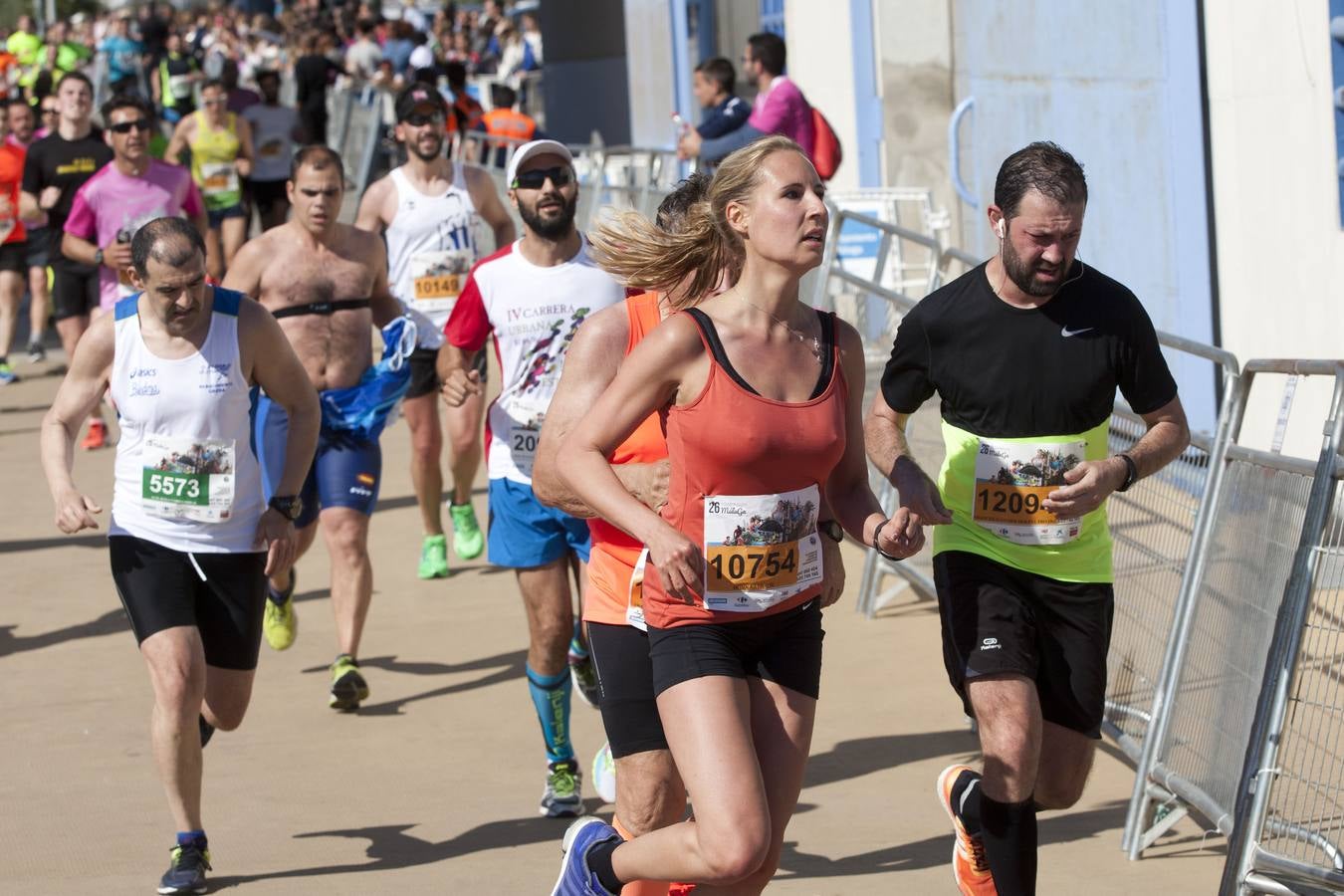 Más de 7.000 corredores participan en la Media Maratón de Málaga