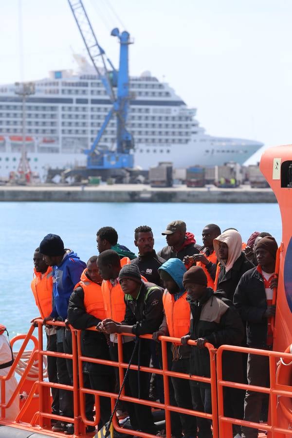 Rescatan una patera con 53 inmigrantes subsaharianos en Málaga
