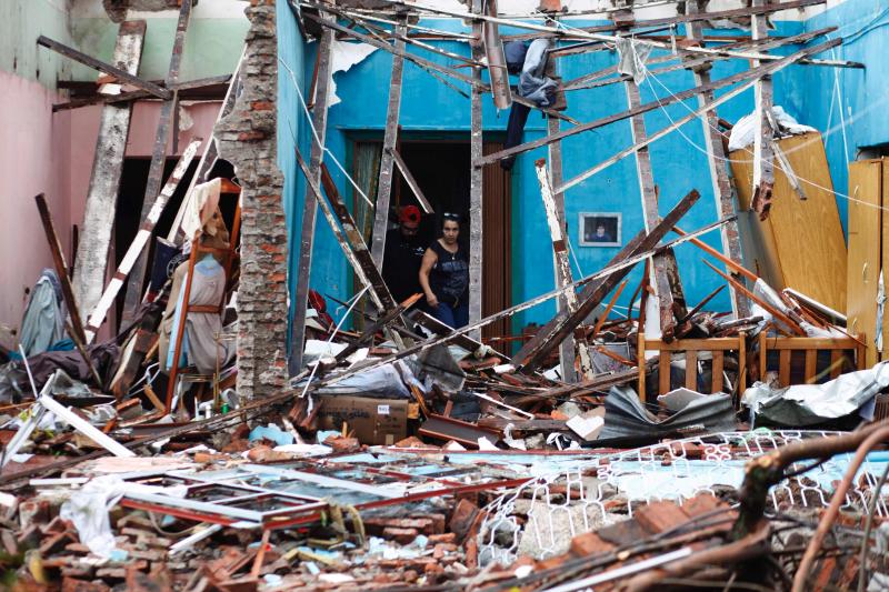 Un tornado siembra el caos en Uruguay