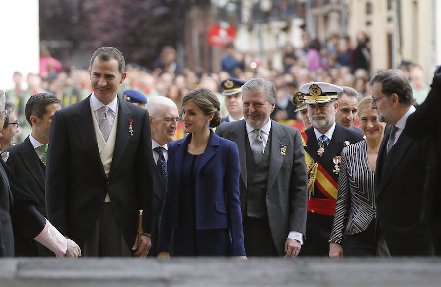 El rey Felipe, la reina Letizia, el presidente del Gobierno en funciones, Mariano Rajoy (d), el ministro de Educación, Íñigo Méndez de Vigo (4d), y la presidenta de la Coumidad de Madrid, Cristina Cifuentes (3d), a su llegada a la entrega.