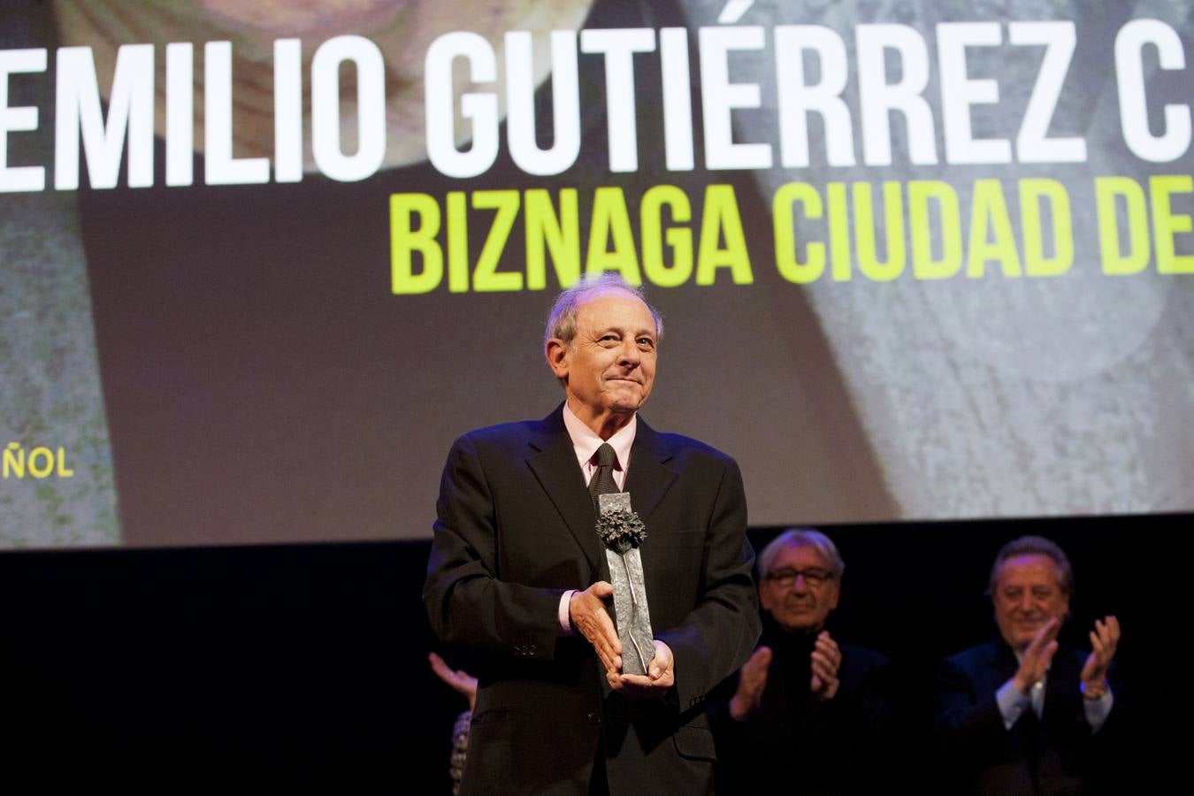 El actor Emilio Gutiérrez caba recibe la Biznaga Ciudad del Paraíso en el Cervantes