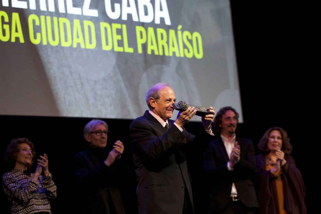 El actor Emilio Gutiérrez caba recibe la Biznaga Ciudad del Paraíso en el Cervantes