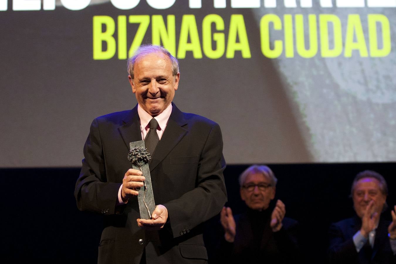 El actor Emilio Gutiérrez caba recibe la Biznaga Ciudad del Paraíso en el Cervantes