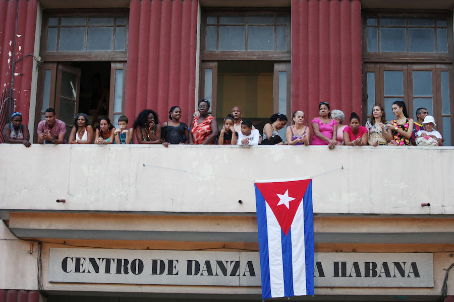 Los balcones cercanos al desfile se llenaron de curiosos.