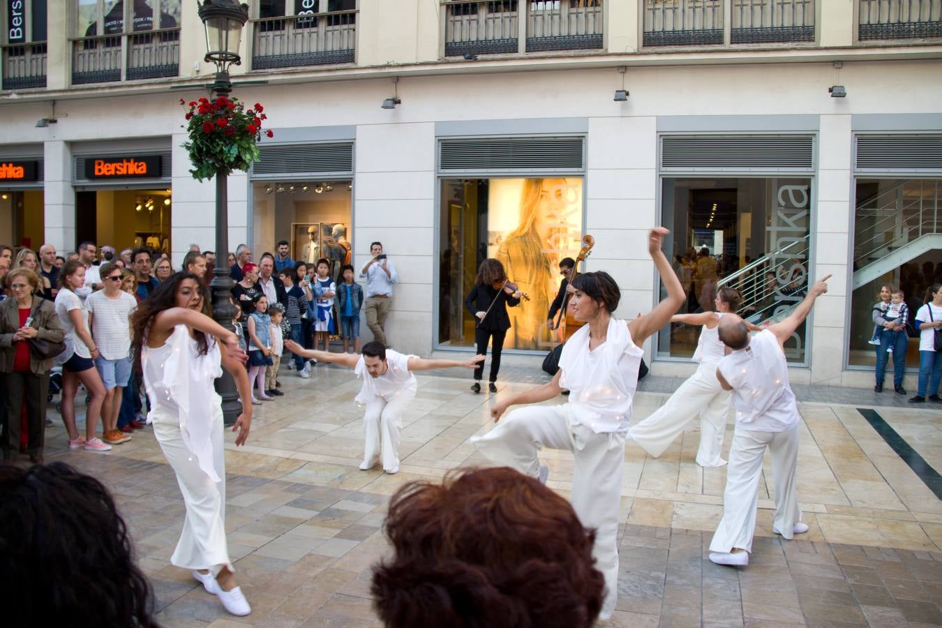 Música, arte y tricicoches en la Noche en Blanco