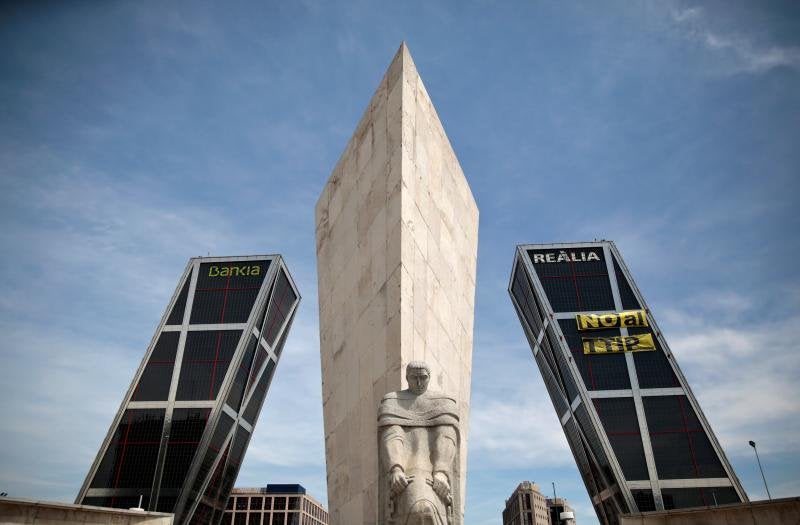 Activistas de Greenpeace escalan las torres Kio de Madrid