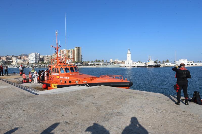 Trasladan a Málaga a 52 inmigrantes que iban en una patera